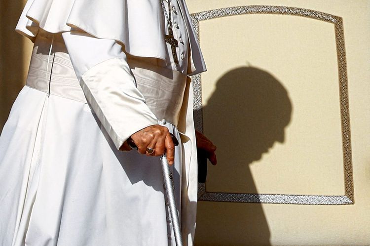 Ein halber Papst und sein Schatten.