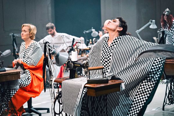 Emilie-Fl-ge-und-ihre-Fledermauskleider-im-Hamakom-Theater