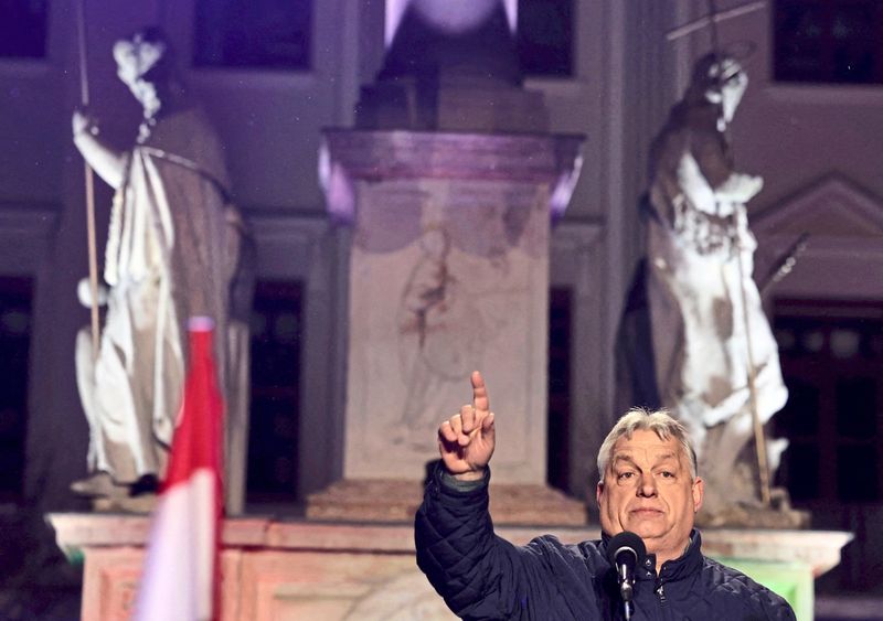 Orbán beruft Verteidigungsrat ein, Journalisten warnen vor Operation unter falscher Flagge