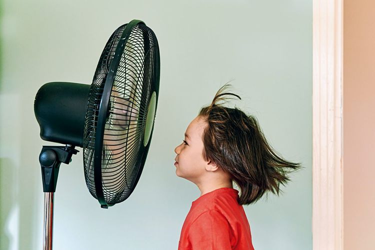 Kind vor einem Ventilator