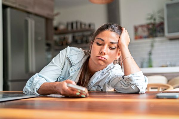 Psychologin-Unser-Gehirn-kommt-schnell-in-einen-Dauer-Alarm-Zustand-