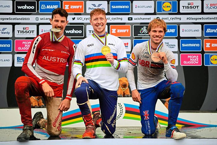 Die drei Gewinner der Downhill-WM posieren mit ihren Medaillen.