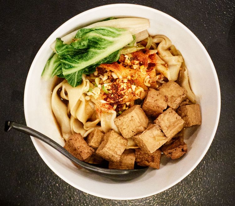 Biangbiang - Nudeln allererster Ordnung, gemeinsam mit scharfer Sauce, knackigem Gemüse, fettem Fleisch und knusprigem Tofu.