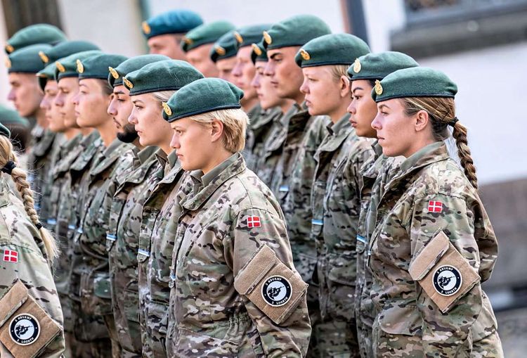 Dänische Soldatinnen in Uniform.