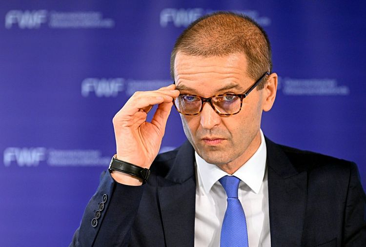 Präsident des Wissenschaftsfonds FWF, Christof Gattringer, richtet seine Brille