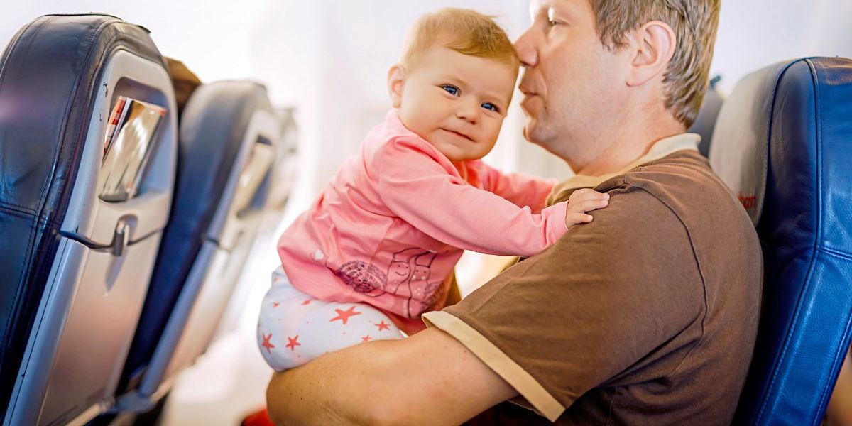 Fliegen mit Baby: Diese 5 Tipps sollte man kennen