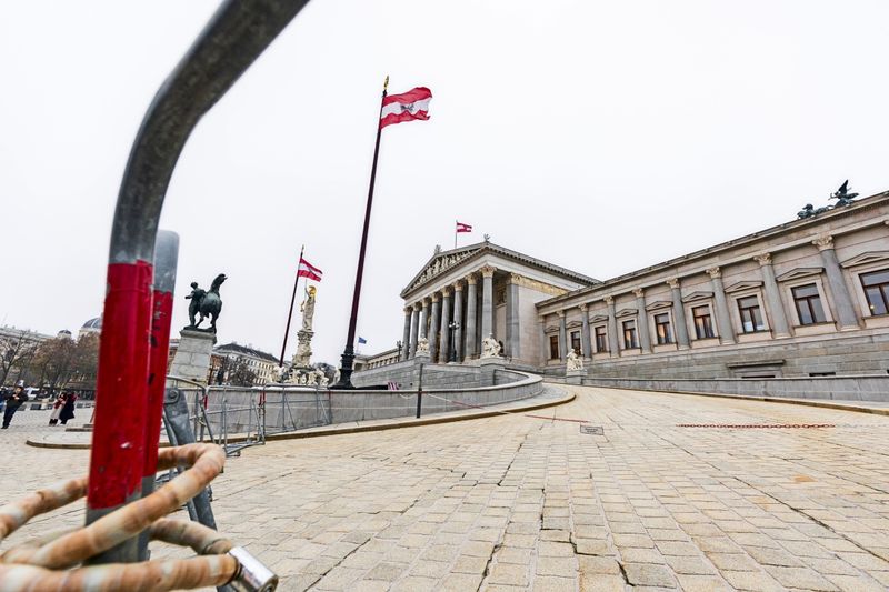 Holocaust-Gedenktag – Parlament hält an Moderatorin fest