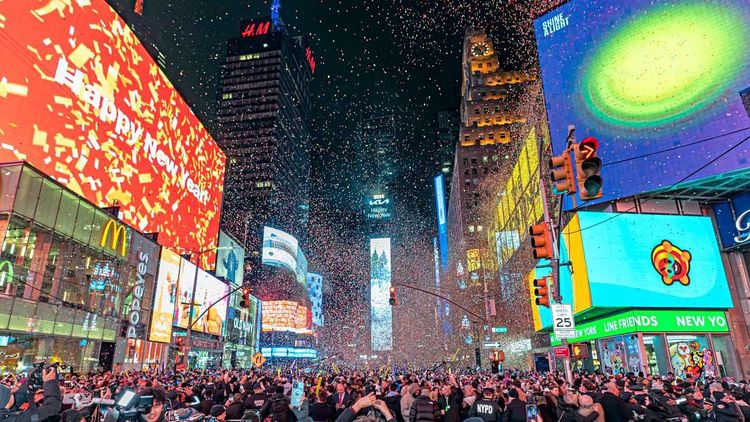 Konfettiregen anlässlich der Silvesterfeierlichkeiten 2023 auf dem Times Square.