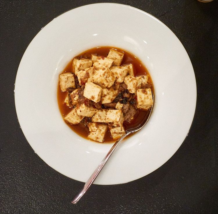 Mapo-Tofu - dicke Würfel vom cremigen Tofu, mit fermentierter Bohnenpaste, Chili, Sichuanpfeffer und ein bisserl Fleisch.