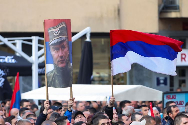 Demonstration mit Mladić-Plakat