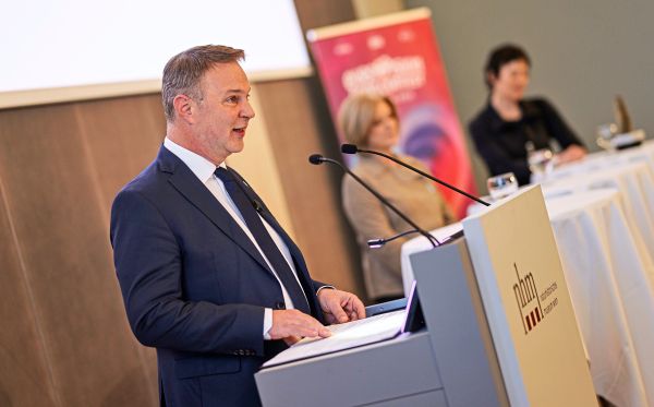 Babler-sprach-bei-Song-Contest-Termin-von-Kraft-durch-Freude-FP-kritisiert