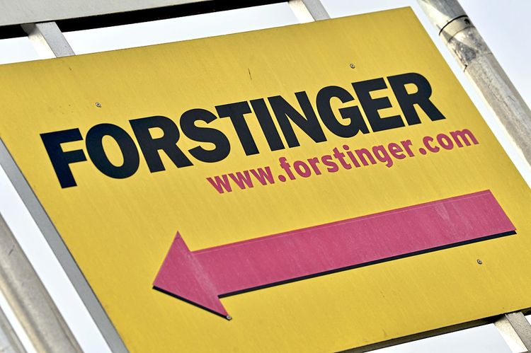 Zu sehen ist das Logo der Autozubehörkette Forstinger. Auf einem gelben Sujet steht in schwarzer Schrift Forstinger. Darunter ist die URL der Website zu lesen und ein pinker Pfeil, der nach links zeigt.