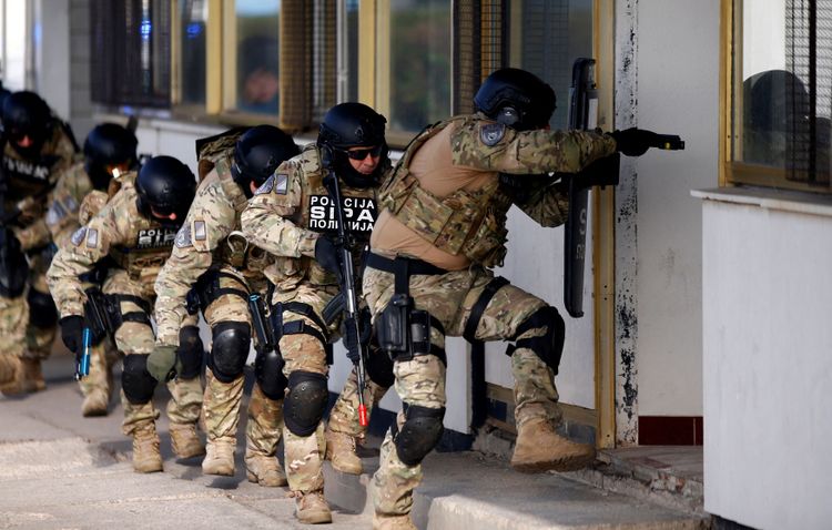Bosnische Polizeieinheit Sipa in schwerer Bewaffnung und mit Uniformen. 