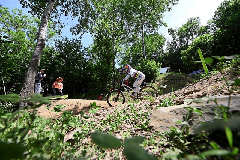 Mountainbikerin Höll gewinnt auch den zweiten Downhill-Weltcup der Saison