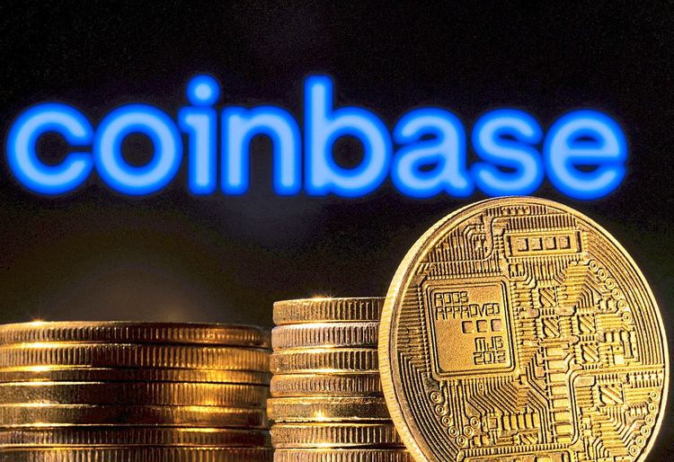 Das Bild zeigt einen Stapel symbolischer Bitcoin-Münzen mit 