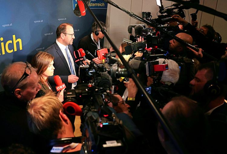 Bernhard Ebner umzingelt von einer Vielzahl an Journalistinnen und Journalisten am Wahlabend im Jänner.
