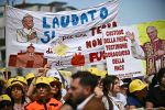 Papst besucht durch gefährliche Abfälle verseuchte 
