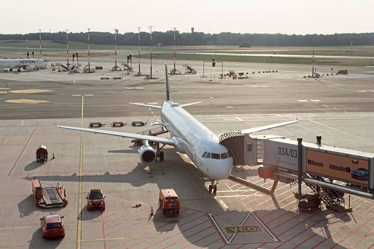 Ein Flugzeug parkt am Flughafen.