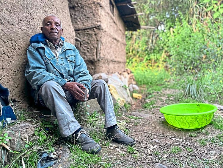 Yimer Tamene, 77, sitzt vor seiner Lehmhütte.
