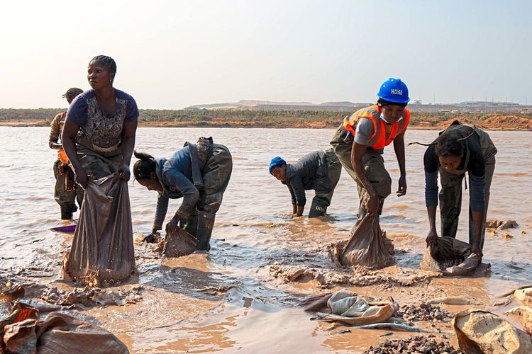 Frauen waschen Erz in einem Fluss nahe der Mine von Kamilombe im Kongo.