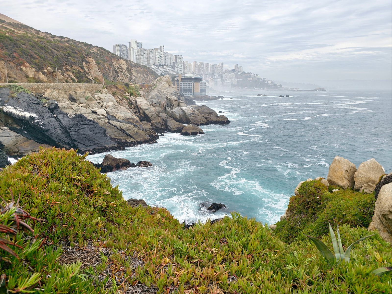 Küste und Stadt am Meer