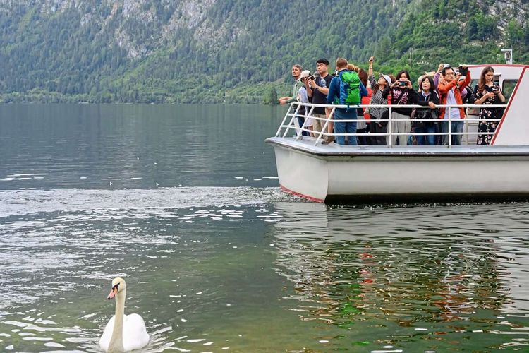 Bootsausflug von Touristen auf dem Hallstätter See