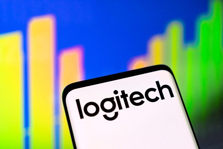 Das Logitech-Logo auf einem Smartphone und die Aktiengrafik sind in dieser Abbildung zu sehen