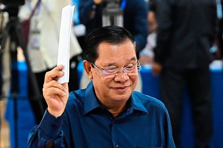 Kambodschas Premier Hun Sen hält Wahlzettel bei Scheinwahlen