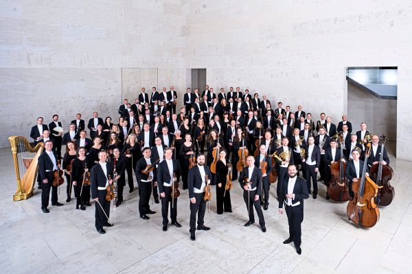 Die-Symphoniker-im-Gl-ck-mit-Elgar-und-einem-Orchesterleiter-aus-Oxford