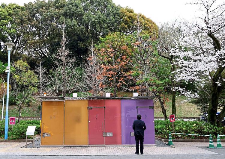 Öffentliche Toilette im Yoyogi Fukamachi Mini Park, entworfen vom Stararchitekten Shigeru Ban. Dazu heißt bei Tokyo Toilet Shuttle: 