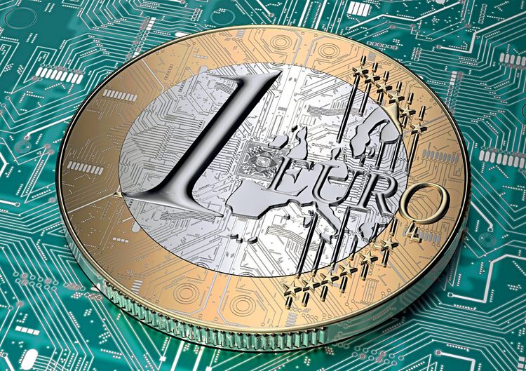 Eine Euro-Münze liegt auf einer Leiterplatte. Die Struktur der Leiterplatte scheint durch den Euro hindurch.