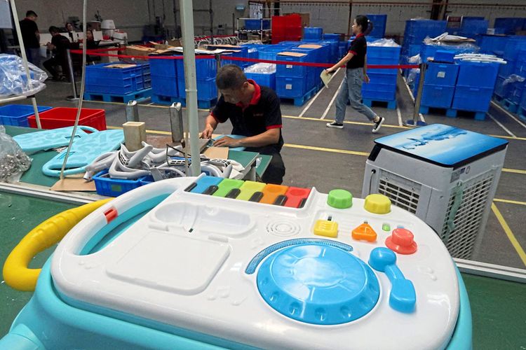 Angestellte arbeiten am Fließband eines Spielzeugherstellers in China.