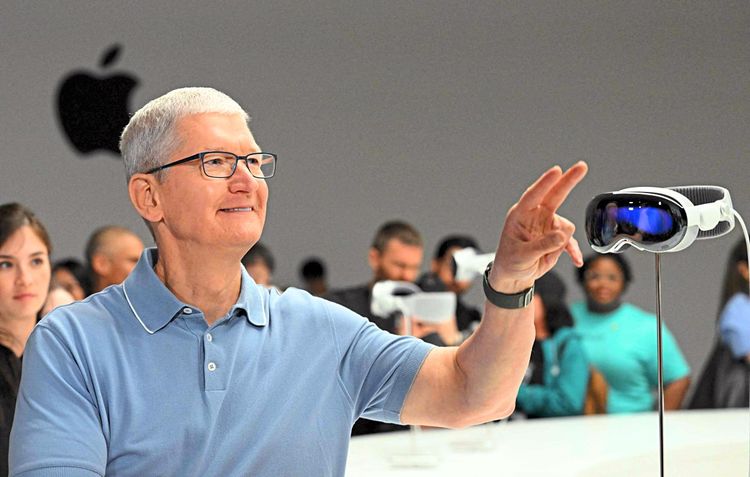 Apple-CEO Tim Cook mit der Mixed-Reality-Brille Vision Pro.