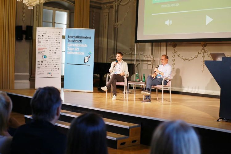 Zsolt Wilhelm und Eric Frey beim Journalismusfest in Innsbruck.