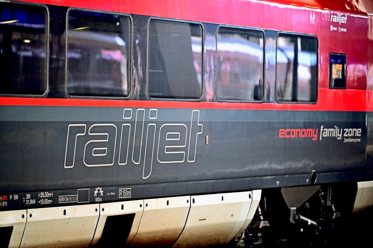 An ÖBB Railjet train, photographed at Vienna Hauptbahnhof. The words 