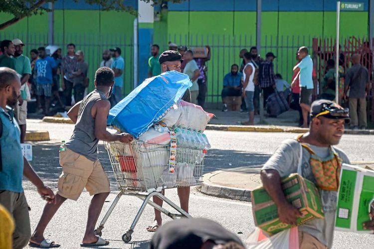 Plünderer in Port Moresby.