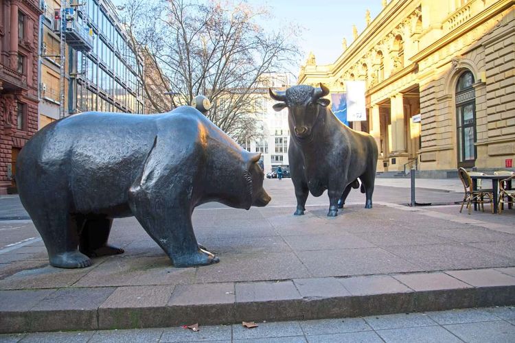 Vor der Deutschen Börse in Frankfurt sind Bulle und Bär als Symbol auf der Straße.