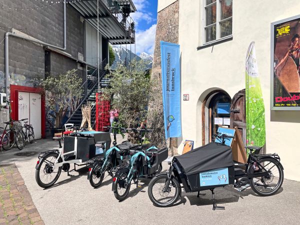 Innsbrucker-Journalismusfestival-setzt-auf-Transportr-der-statt-Lieferw-gen