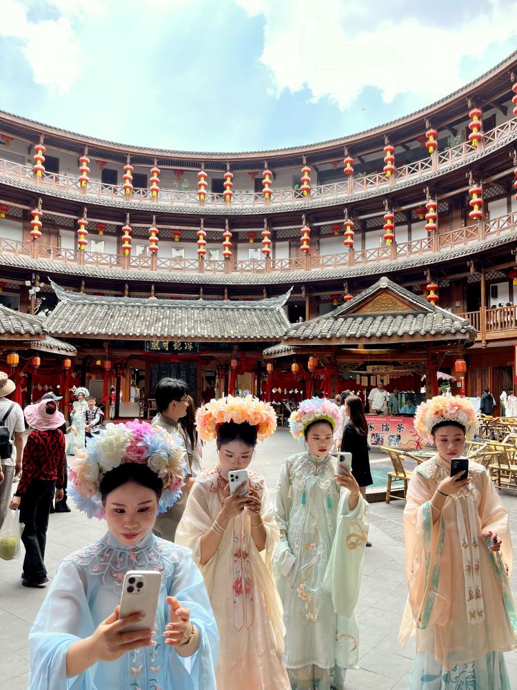 Ein Tempel in Luodai bei Chengdu in China - Moderne trifft auf Tradition. April 2024