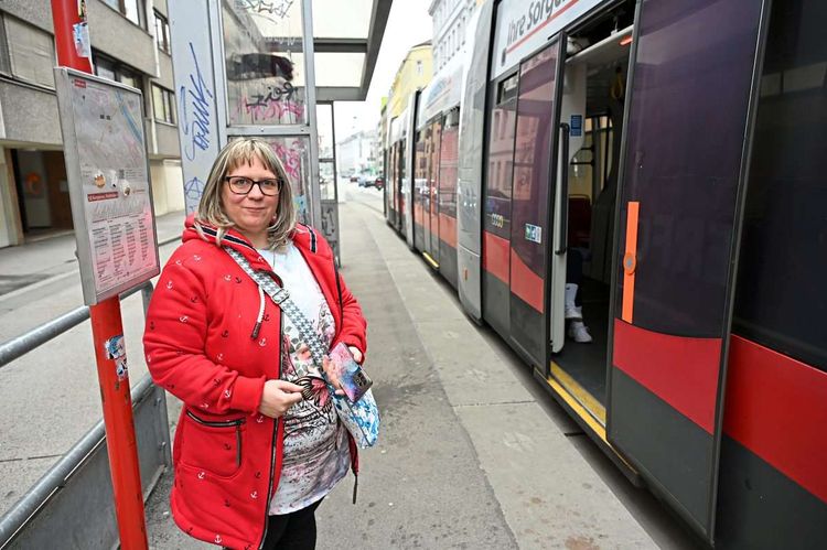 Renate Rohrmüller an einer Straßenbahn-Haltestelle