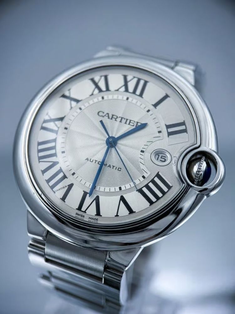 Mischung aus Innovation und Tradition: die Cartier Ballon Bleu W69012Z4. Oftmals sind es die Cartier Santos oder die Tank, die in einem Atemzug mit dem französischen Uhren- und Schmuckunternehmen genannt werden. Bei weiblichen Chrono24-Nutzerinnen steht jedoch die 42 Millimeter große, runde Uhr hoch im Kurs.