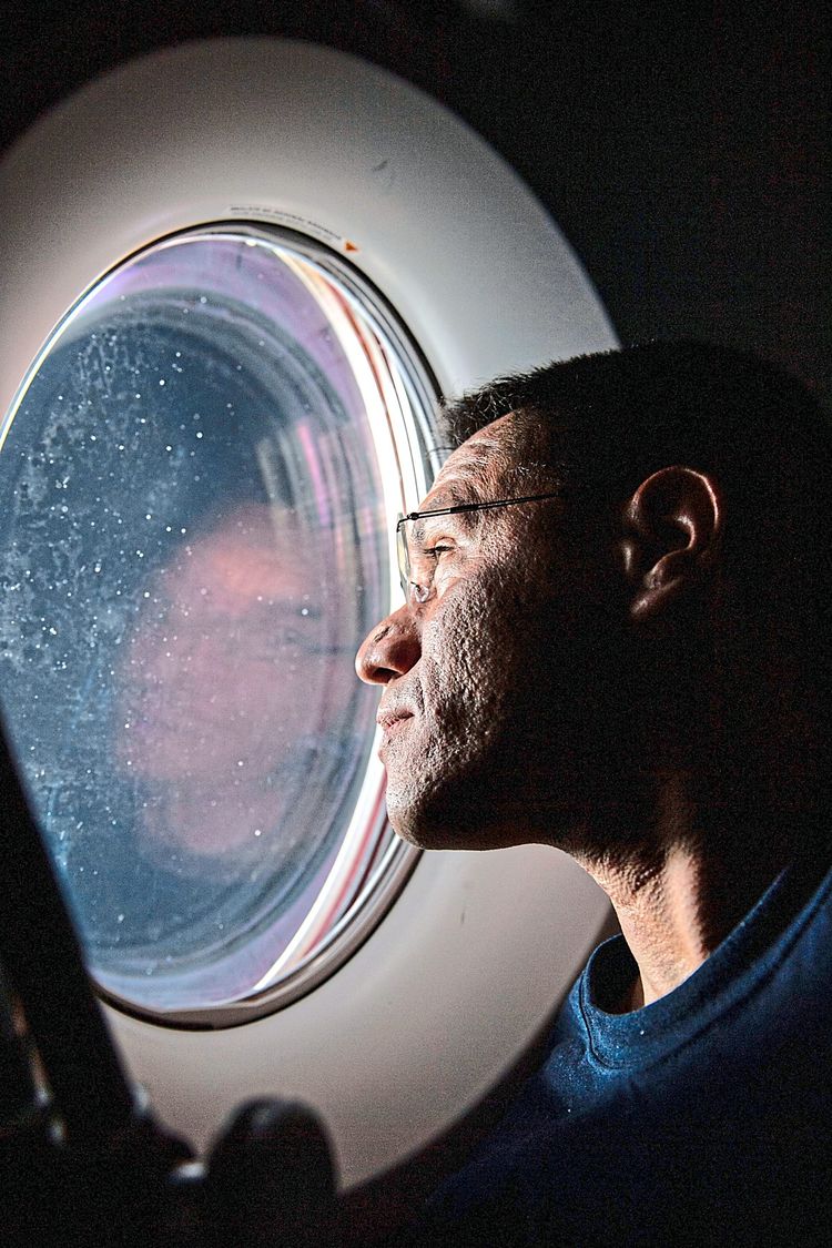 Frank Rubio auf der Internationalen Raumstation ISS, aus dem Fenster blickend