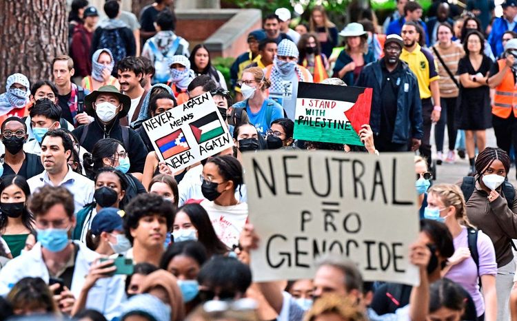 Pro-Palästina-Demonstration mit Schild auf dem steht 