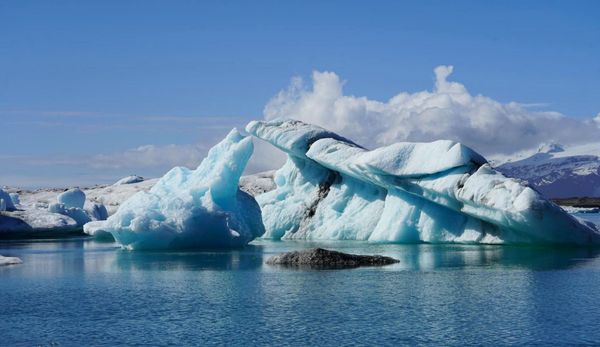 Polardom-mit-kalter-Luft-ber-der-Arktis-bekommt-Risse