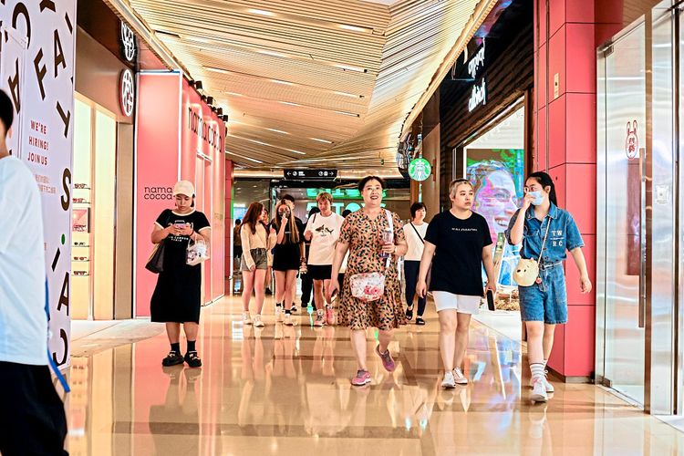 Eine Mall in Peking: Viele Ökonomen fürchten Deflation als Gift für den Konsum, weil Menschen Konsumentscheidungen aufschieben - in der Hoffnung, dass die Preise weiter sinken