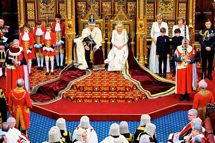 König Charles und Königin Camilla bei der Thronrede des Regenten