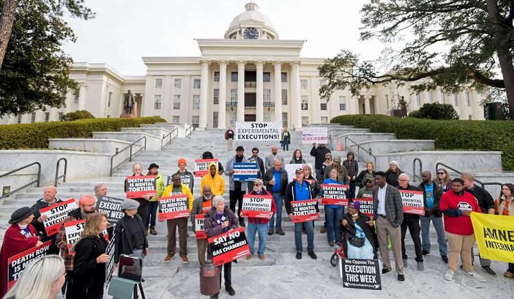 Proteste vor dem Parlamentsgebäude in Montgomerey, der Hauptstadt Alabamas, gegen die Stickstoffmethode.