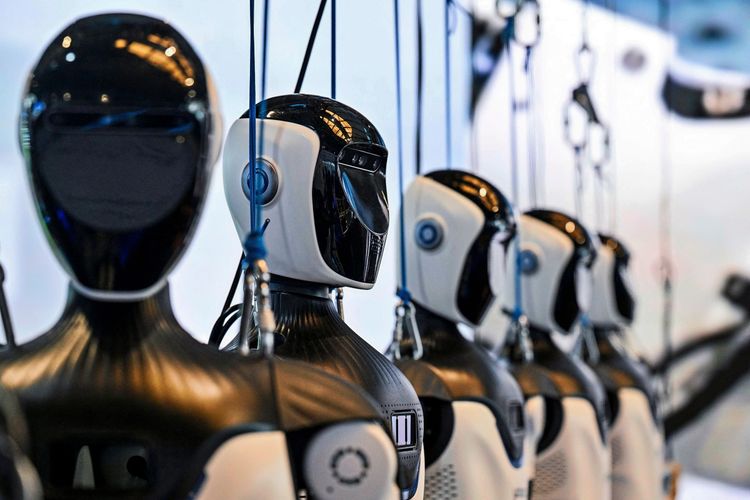 Eine Reihe humanoider Roboter mit schwarz-weißer Oberfläche, die während der World Artificial Intelligence Conference (WAIC) in Shanghai präsentiert werden.