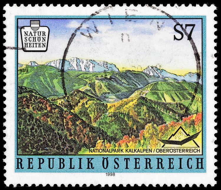Eine österreichische Briefmarke von 1998 mit einer Illustration der Landschaft im Nationalpark Kalkalpen in Oberösterreich. Die Marke trägt den Wert 