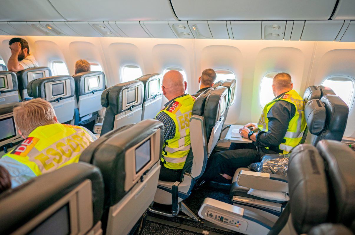 Vier Lehrlinge in Abschiebeflieger nach Kabul - Flucht und Politik ...